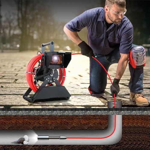 Trabajador usando la camara observando una tuberia subterranea