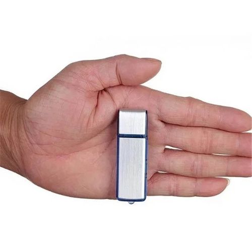 Grabadora de audio en la mano.