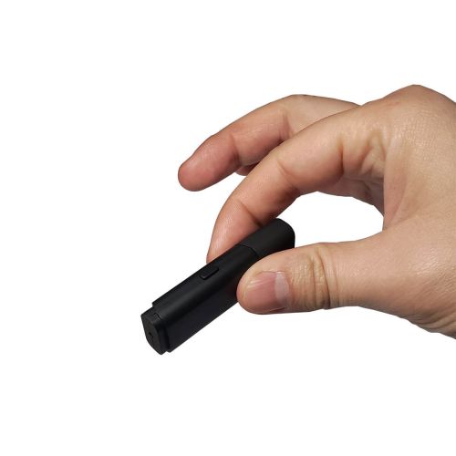 Foto en la mano del pendrive grabador de audio y video