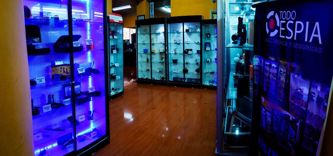 Fotografia de la tienda de Todo Espia y sus vitrinas